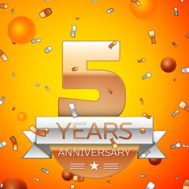 Gerçekçi beş yıl yıldönümü kutlamaları tasarım afiş. Altın numaraları ve gümüş kurdele, balon, konfeti turuncu zemin üzerine. Doğum günü partin için renkli vektör şablon öğeleri