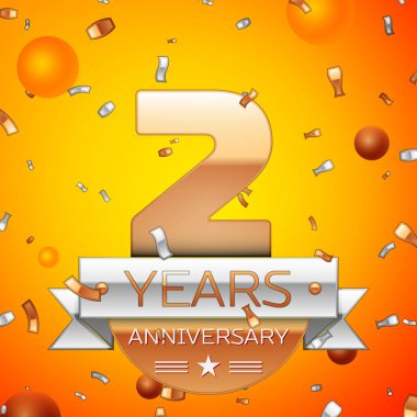 Gerçekçi iki yıl yıldönümü kutlamaları tasarım afiş. Altın numaraları ve gümüş kurdele, balon, konfeti turuncu zemin üzerine. Doğum günü partin için renkli vektör şablon öğeleri