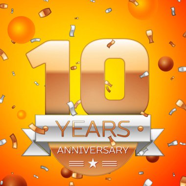 Gerçekçi on yıl yıldönümü kutlamaları tasarım afiş. Altın numaraları ve gümüş kurdele, balon, konfeti turuncu zemin üzerine. Doğum günü partin için renkli vektör şablon öğeleri