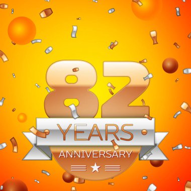 Gerçekçi seksen iki yıl yıldönümü kutlamaları tasarım afiş. Altın numaraları ve gümüş kurdele, balon, konfeti turuncu zemin üzerine. Doğum günü partin için renkli vektör şablon öğeleri