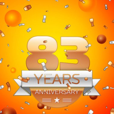 Gerçekçi seksen üç yıl yıldönümü kutlamaları tasarım afiş. Altın numaraları ve gümüş kurdele, balon, konfeti turuncu zemin üzerine. Doğum günü partin için renkli vektör şablon öğeleri