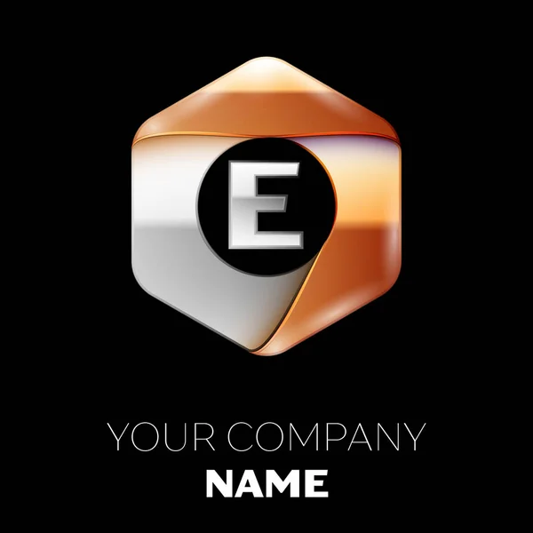 Realistické stříbrné písmeno E logo symbol v barevné stříbro zlatý hexagonální tvar na černém pozadí. Vektor šablona pro návrh — Stockový vektor