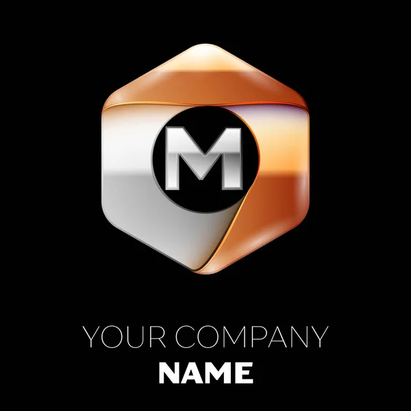 Realistické stříbrné písmeno M logo symbol v barevné stříbro zlatý hexagonální tvar na černém pozadí. Vektor šablona pro návrh — Stockový vektor