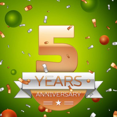 Gerçekçi beş yıl yıldönümü kutlamaları tasarım afiş. Altın numaraları ve gümüş kurdele, balon, konfeti yeşil zemin üzerine. Doğum günü partin için renkli vektör şablon öğeleri