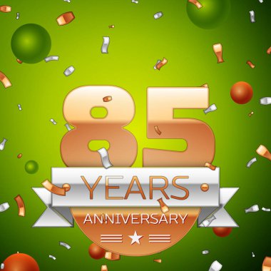 Gerçekçi seksen beş yıl yıldönümü kutlamaları tasarım afiş. Altın numaraları ve gümüş kurdele, balon, konfeti yeşil zemin üzerine. Doğum günü partin için renkli vektör şablon öğeleri