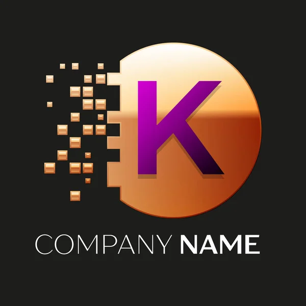Letra púrpura realista K símbolo del logotipo en la forma de círculo de píxeles de colores dorados con bloques rotos sobre fondo negro. Plantilla vectorial para su diseño — Vector de stock