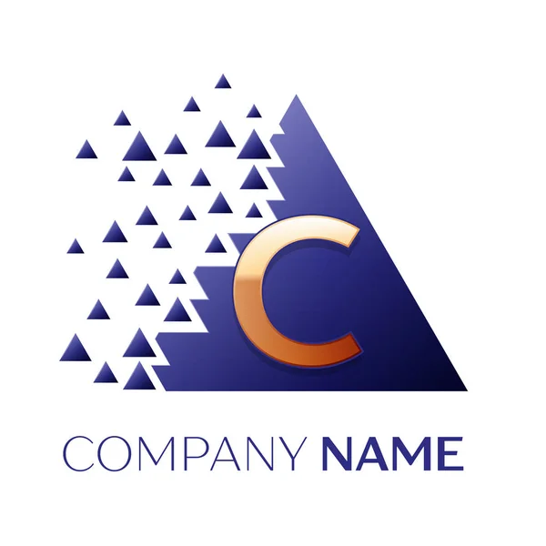 Realistische goldene Buchstaben c Logo-Symbol in der blauen bunten Pixeldreieck-Form mit zerbrochenen Blöcken auf weißem Hintergrund. Vektorvorlage für Ihr Design — Stockvektor