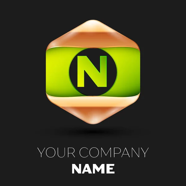 Realista letra verde símbolo do logotipo N na forma hexagonal dourado-verde colorido no fundo preto. Modelo de vetor para o seu projeto —  Vetores de Stock