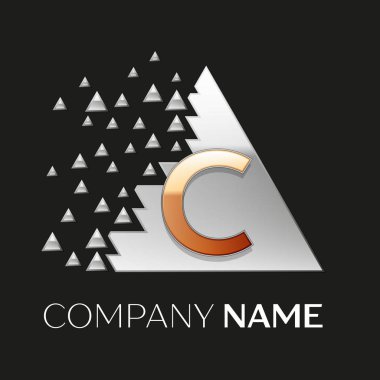Gerçekçi altın harfi C logo sembol siyah arka plan üzerine parçalanmış bloklarla gümüş renkli piksel üçgen şeklinde. Tasarımınız için vektör şablonu