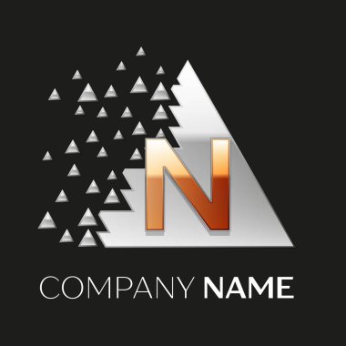 Gerçekçi altın harf N logo sembol siyah arka plan üzerine parçalanmış bloklarla gümüş renkli piksel üçgen şeklinde. Tasarımınız için vektör şablonu