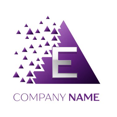Gerçekçi gümüş harf E logosu simgesi beyaz arka plan üzerinde paramparça bloklarla mor renkli piksel üçgen şeklinde. Tasarımınız için vektör şablonu