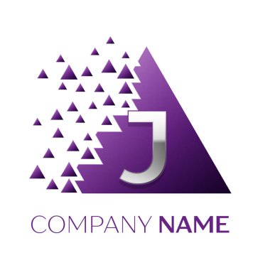 Gerçekçi gümüş harf J logo simgesi beyaz arka plan üzerinde paramparça bloklarla mor renkli piksel üçgen şeklinde. Tasarımınız için vektör şablonu