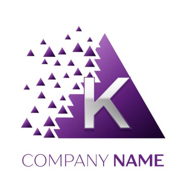 Gerçekçi gümüş harf K logo simgesi beyaz arka plan üzerinde paramparça bloklarla mor renkli piksel üçgen şeklinde. Tasarımınız için vektör şablonu