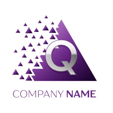 Gerçekçi gümüş harf Q logo simgesi beyaz arka plan üzerinde paramparça bloklarla mor renkli piksel üçgen şeklinde. Tasarımınız için vektör şablonu