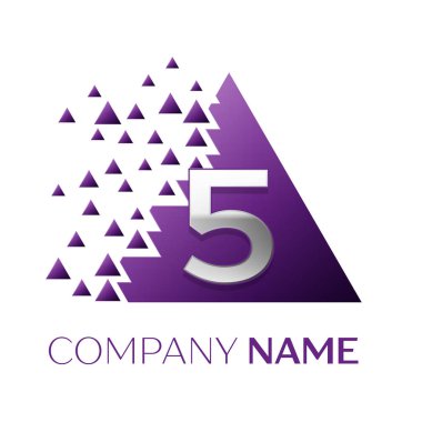 Gerçekçi gümüş beş numara logo simgesi beyaz arka plan üzerinde paramparça bloklarla mor renkli piksel üçgen şeklinde. Tasarımınız için vektör şablonu