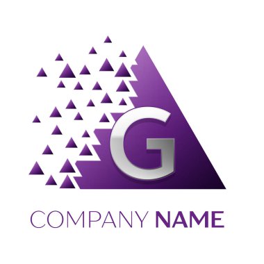 Gerçekçi gümüş harf G logo simgesi beyaz arka plan üzerinde paramparça bloklarla mor renkli piksel üçgen şeklinde. Tasarımınız için vektör şablonu