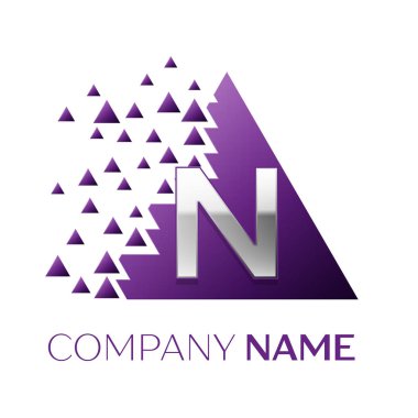 Gerçekçi gümüş harf N logo simgesi beyaz arka plan üzerinde paramparça bloklarla mor renkli piksel üçgen şeklinde. Tasarımınız için vektör şablonu