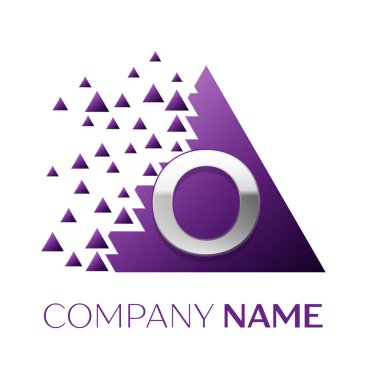 Gerçekçi gümüş harf O logo simgesi beyaz arka plan üzerinde paramparça bloklarla mor renkli piksel üçgen şeklinde. Tasarımınız için vektör şablonu