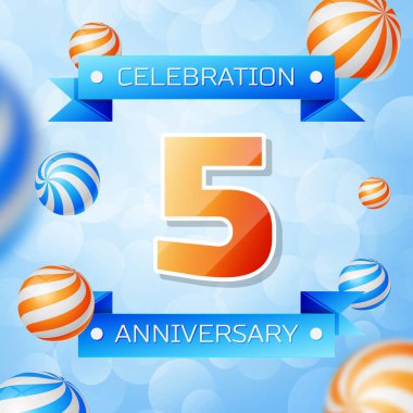 Gerçekçi beş yıl yıldönümü kutlamaları tasarım afiş. Altın numaraları ve mavi kurdele, mavi zemin üzerine balonlar. Doğum günü partin için renkli vektör şablon öğeleri