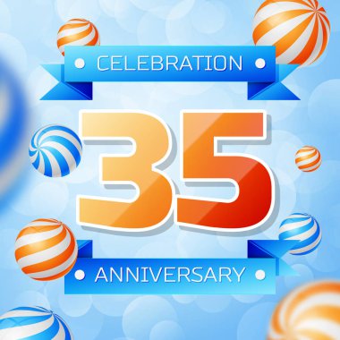 Gerçekçi otuz beş yıl yıldönümü kutlamaları tasarım afiş. Altın numaraları ve mavi kurdele, mavi zemin üzerine balonlar. Doğum günü partin için renkli vektör şablon öğeleri