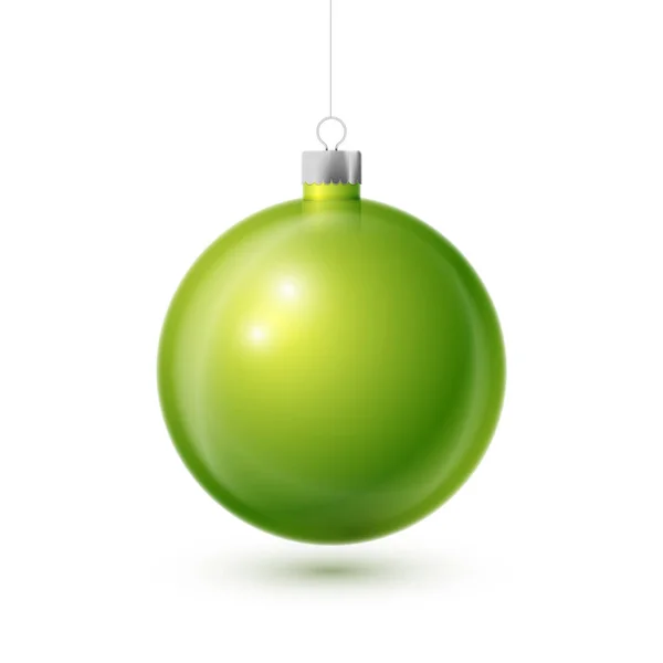 Realistische Groene Kerst bal met zilver lint, geïsoleerd op een witte achtergrond. Merry Christmas wenskaart. Vectorillustratie — Stockvector