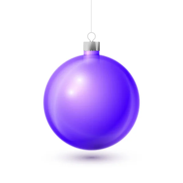 Realistische violette Weihnachtskugel mit silberner Schleife, isoliert auf weißem Hintergrund. Frohe Weihnachten Grußkarte. Vektorillustration — Stockvektor