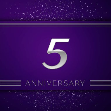 Gerçekçi beş yıl yıldönümü kutlamaları tasarım afiş. Gümüş numarası ve mor zemin üzerine konfeti. Doğum günü partin için renkli vektör şablon öğeleri