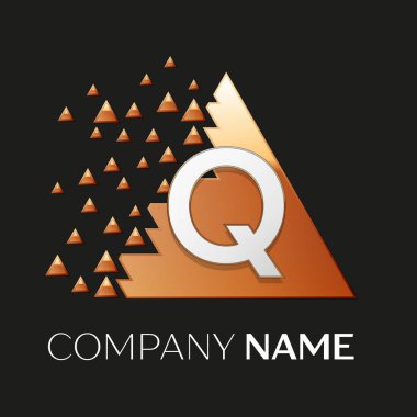 Gerçekçi gümüş harf Q logo sembol siyah arka plan üzerine parçalanmış bloklarla altın renkli piksel üçgen şeklinde. Tasarımınız için vektör şablonu