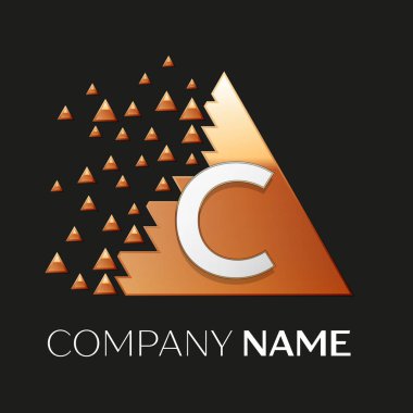 Gerçekçi gümüş harf C logo sembol siyah arka plan üzerine parçalanmış bloklarla altın renkli piksel üçgen şeklinde. Tasarımınız için vektör şablonu