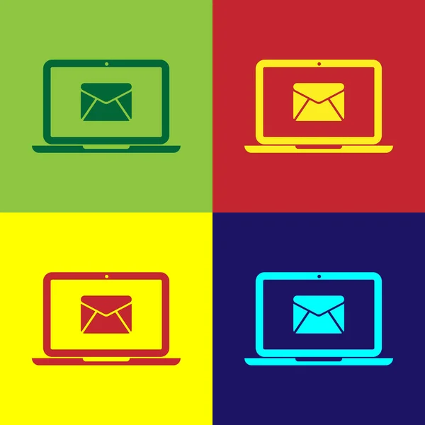 Color Laptop con sobre y correo electrónico abierto en el icono de la pantalla aislado en fondos de color. Email marketing, conceptos de publicidad en Internet. Diseño plano. Ilustración vectorial — Archivo Imágenes Vectoriales