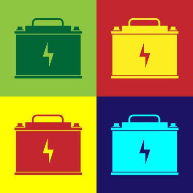 Renk araba pil simgesi üzerinde renkli arka planlar izole. Akü pil enerji güç ve elektrik Akü pil. Yıldırım cıvata sembolü. Düz tasarım. Vektör çizim