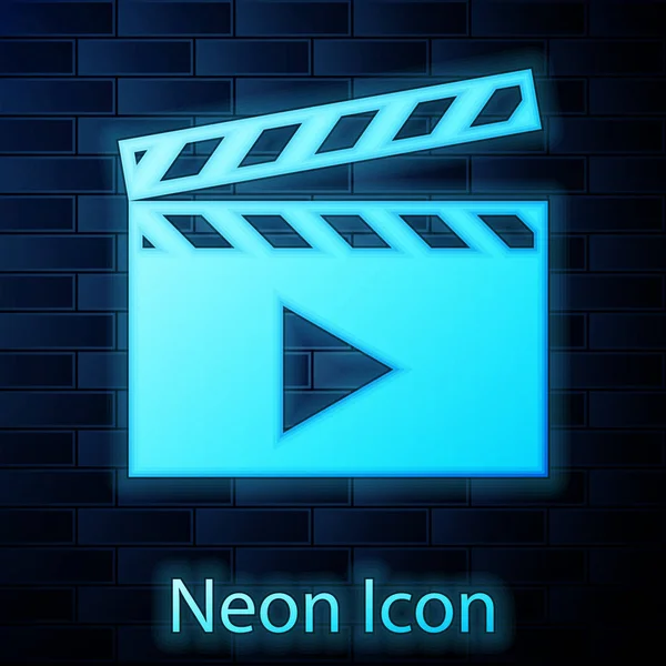 Brillante neón Película clapper icono aislado en el fondo de la pared de ladrillo. Icono de tablero de aplausos de película. Signo de tablilla. Producción cinematográfica o concepto de industria de medios. Ilustración vectorial — Vector de stock