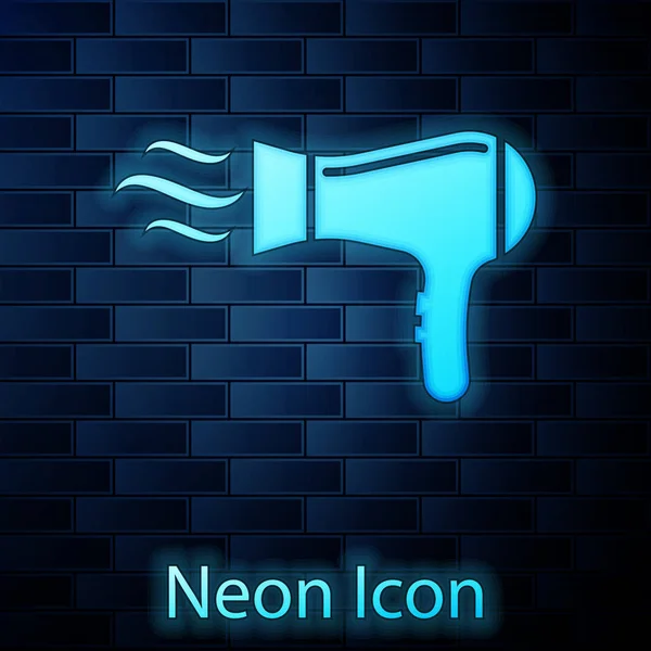 Ícone de secador de cabelo neon brilhante isolado no fundo da parede de tijolo. Sinal de secador. Símbolo de secagem. Soprar ar quente. Ilustração vetorial — Vetor de Stock