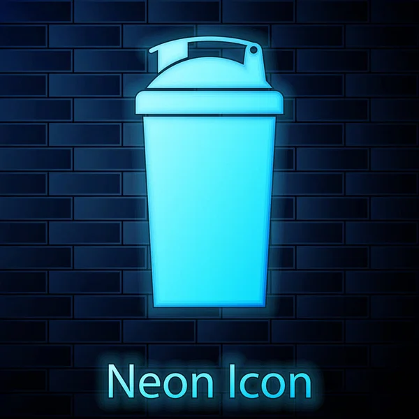 Lumineux néon Fitness icône shaker isolé sur fond de mur de briques. Bouteille de shaker sportif avec couvercle pour cocktails à base d'eau et de protéines. Illustration vectorielle — Image vectorielle