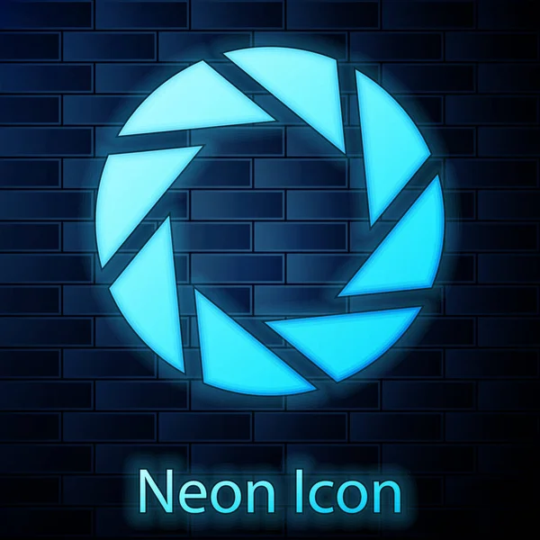 Leuchtende Neon-Kamera-Verschluss-Symbol isoliert auf Backsteinwand Hintergrund. Vektorillustration — Stockvektor