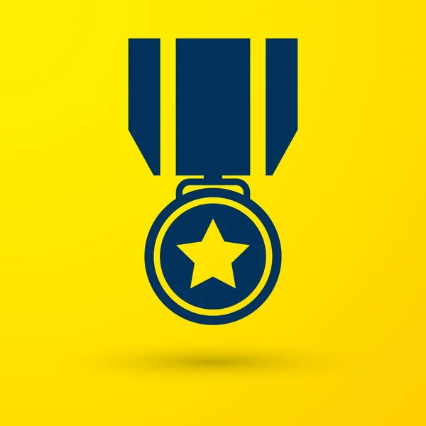 Medalla Azul con icono de estrella aislado sobre fondo amarillo. Signo de logro del ganador. Medalla de premio. Ilustración vectorial — Archivo Imágenes Vectoriales