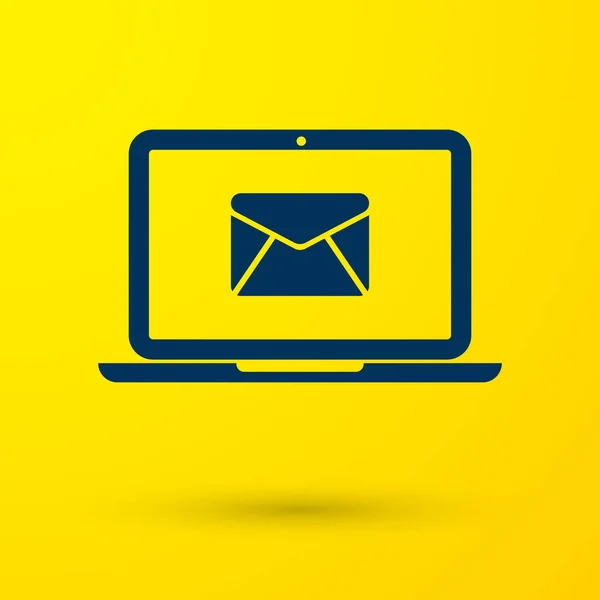 Ordinateur portable bleu avec enveloppe et e-mail ouvert sur l'icône de l'écran isolé sur fond jaune. Email marketing, concepts de publicité sur Internet. Illustration vectorielle — Image vectorielle