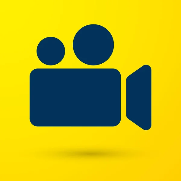 Blaues Film- oder Videokamera-Symbol auf gelbem Hintergrund. Kinokamera-Ikone. Vektorillustration — Stockvektor
