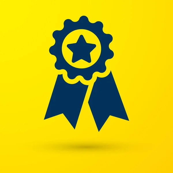 Medalla Azul con icono de estrella aislado sobre fondo amarillo. Signo de logro del ganador. Medalla de premio. Ilustración vectorial — Archivo Imágenes Vectoriales