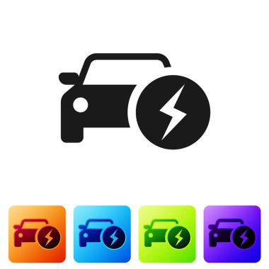 Siyah elektrikli araba ve elektrik kablosu fiş şarj simgesi beyaz arka planda izole. Yenilenebilir Eko teknolojileri. Renk kare düğmelerinde simgeyi ayarlayın. Vektör Illustration