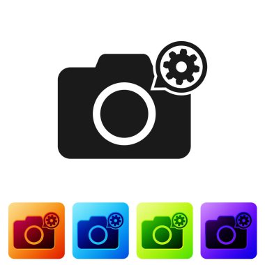 Siyah fotoğraf kamera ve dişli simgesi beyaz arka planda izole. Uygulama, hizmet kavramı, ayar seçenekleri, bakım, onarım, sabitleme ayarlama. Renk kare düğmelerinde simgeyi ayarlayın. Vektör Illustration