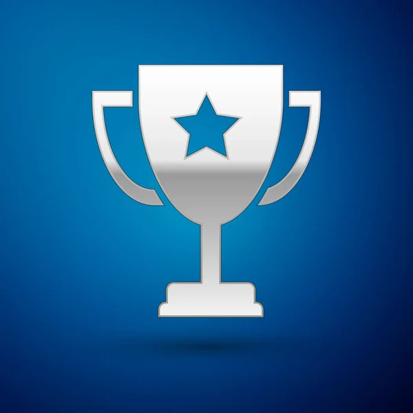 Silver Trophy Cup ikon isolerad på blå bakgrund. Symbol för belöning. Champion Cup ikon. Vektor illustration — Stock vektor