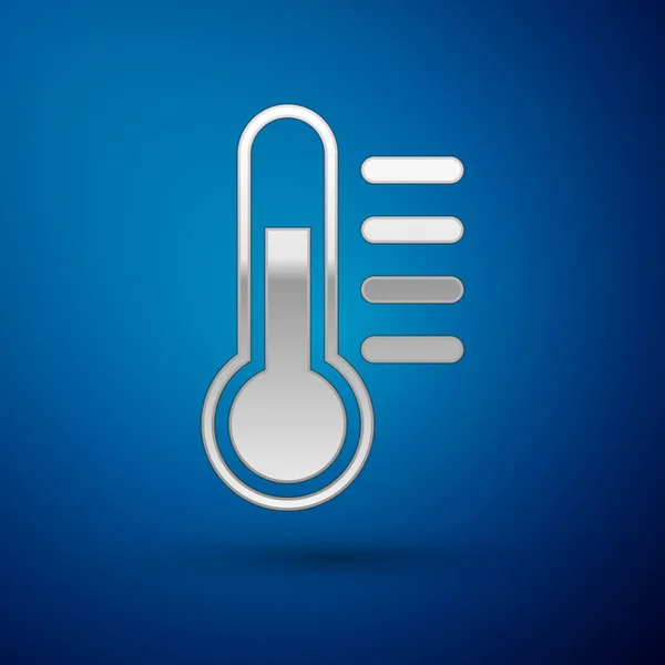 Иконка серебряного термометра выделена на синем фоне. Векторная миграция — стоковый вектор