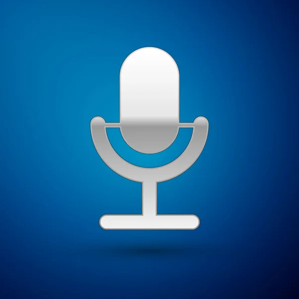 Icono de micrófono plateado aislado sobre fondo azul. En el micrófono de radio de aire. Firma del portavoz. Ilustración vectorial — Archivo Imágenes Vectoriales