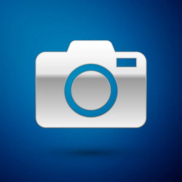 Icono de la cámara fotográfica plateada aislado sobre fondo azul. Icono de cámara fotográfica. Ilustración vectorial — Archivo Imágenes Vectoriales