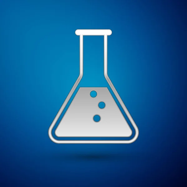 Silbernes Reagenzglas und Kolben - Symbol für chemische Labortests isoliert auf blauem Hintergrund. Vektorillustration — Stockvektor