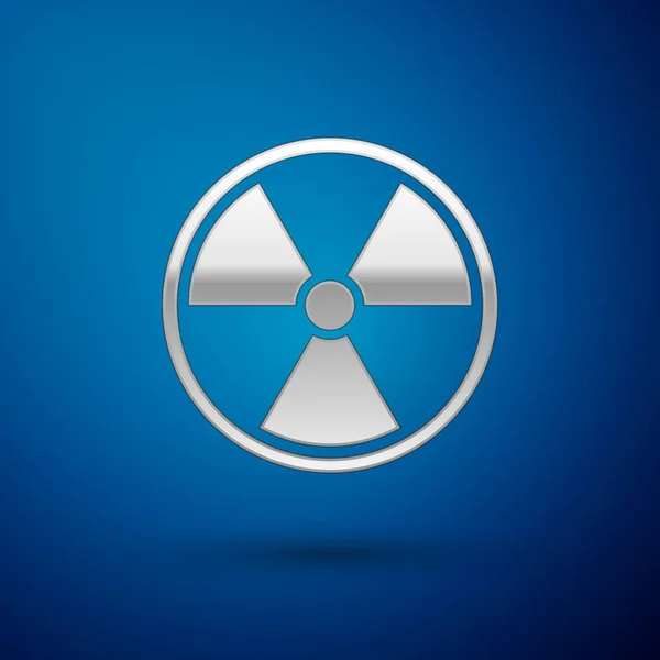 Mavi arka planda izole gümüş radyoaktif simgesi. Radyoaktif toksik sembol. Radyasyon tehlikesi işareti. Vektör Illustration — Stok Vektör