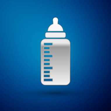 Gümüş bebek şişe simgesi üzerinde mavi arka plan izole. Besleme şişe simgesi. Süt şişesi işareti. Vektör çizim