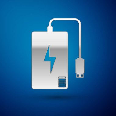 Gümüş güç banka farklı şarj kablosu simgesi üzerinde mavi arka plan izole. Taşınabilir şarj cihazı. Vektör çizim