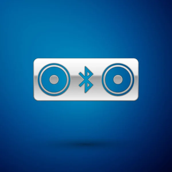 Icono de altavoces Bluetooth de plata aislado sobre fondo azul. Altavoz estéreo Bluetooth. Ilustración vectorial — Vector de stock